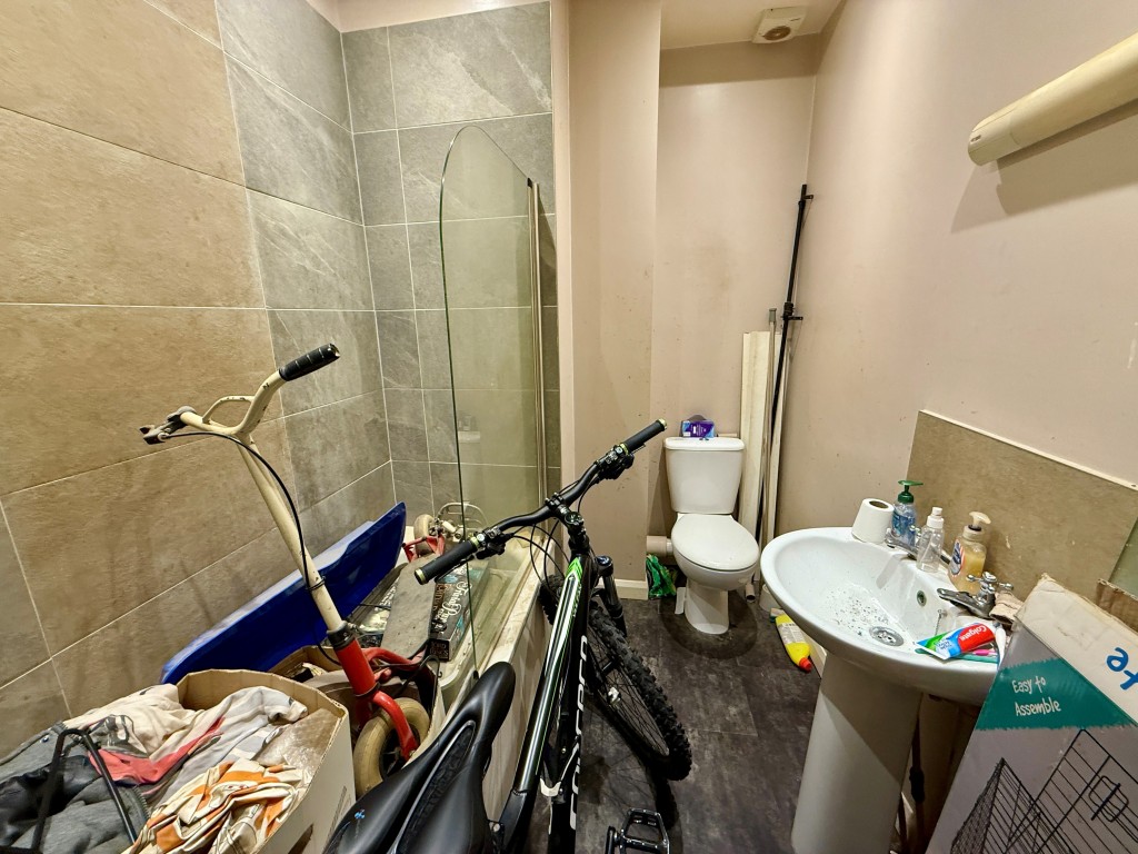 Lot: 223 - PAIR OF TWO-BEDROOM FLATS FOR INVESTMENT - Flat A Bathroom with W.C.